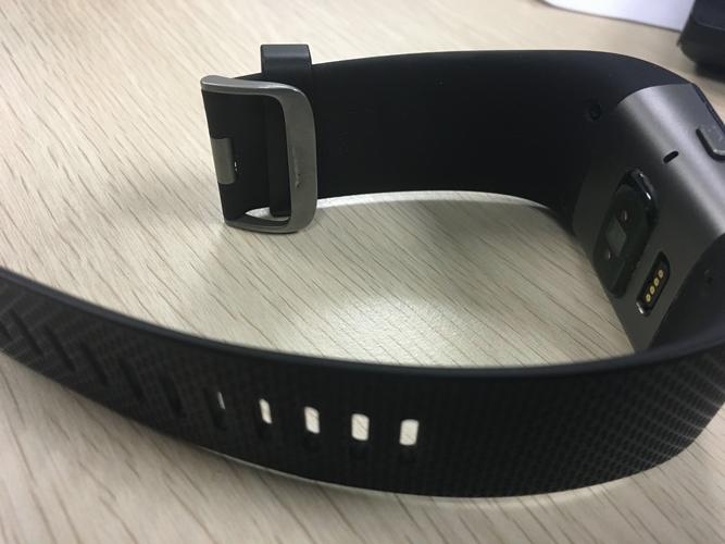 fitbit surge 换电池