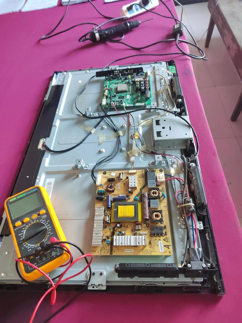 创维32e55hm红灯亮不开机故障修理