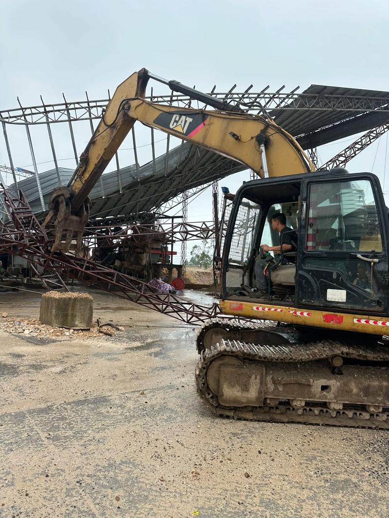 新疆工厂倒闭废铁拆除