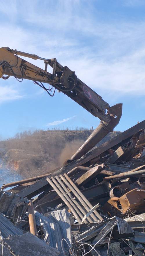 新疆工厂倒闭废铁拆除