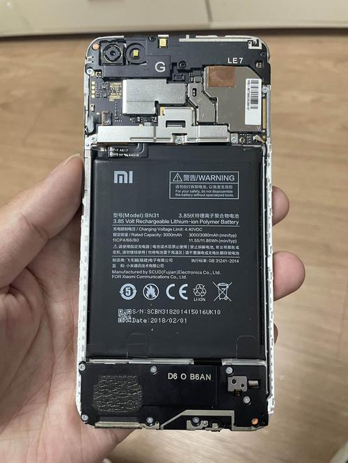 小米5电池鼓包把后盖撑起来