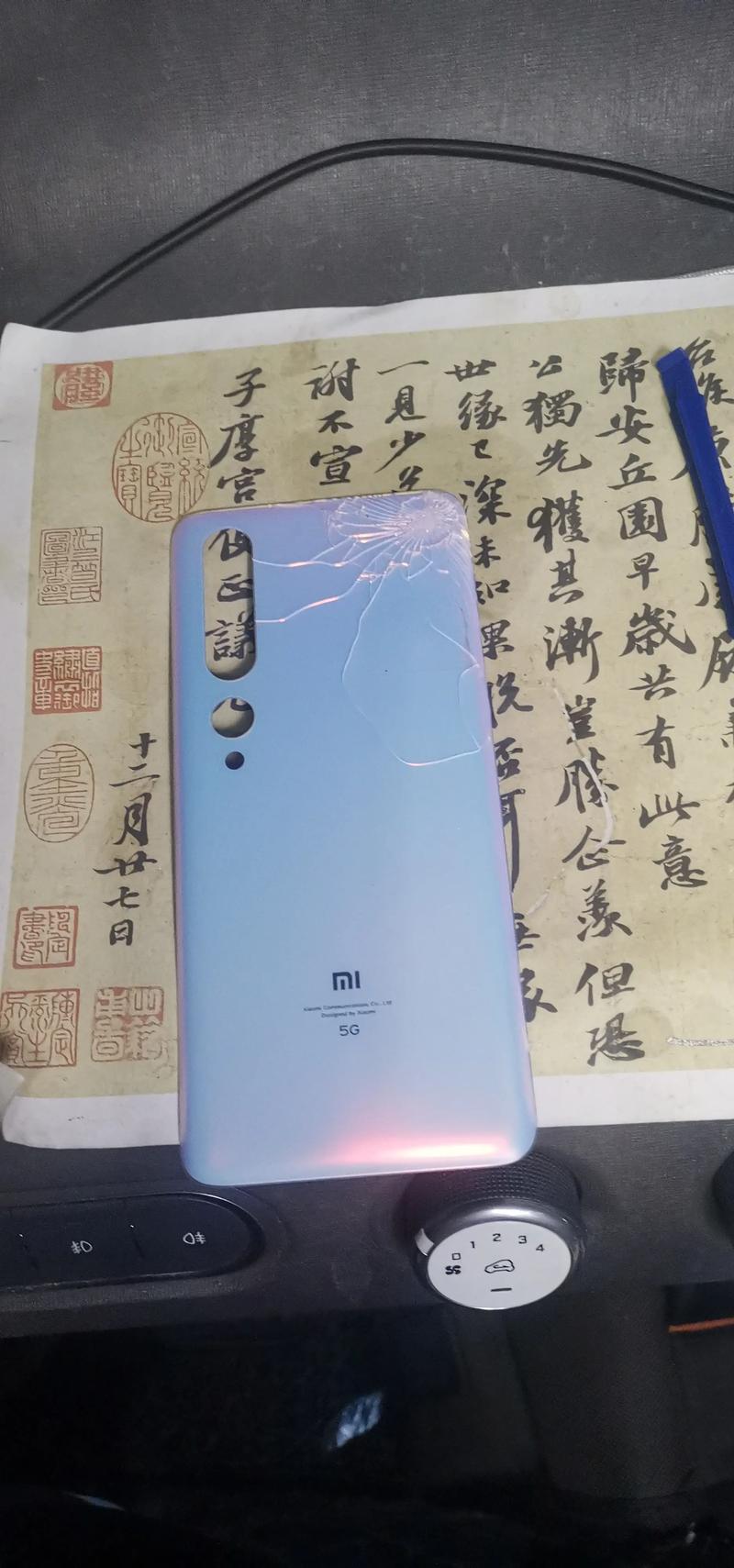 小米5电池鼓包把后盖撑起来