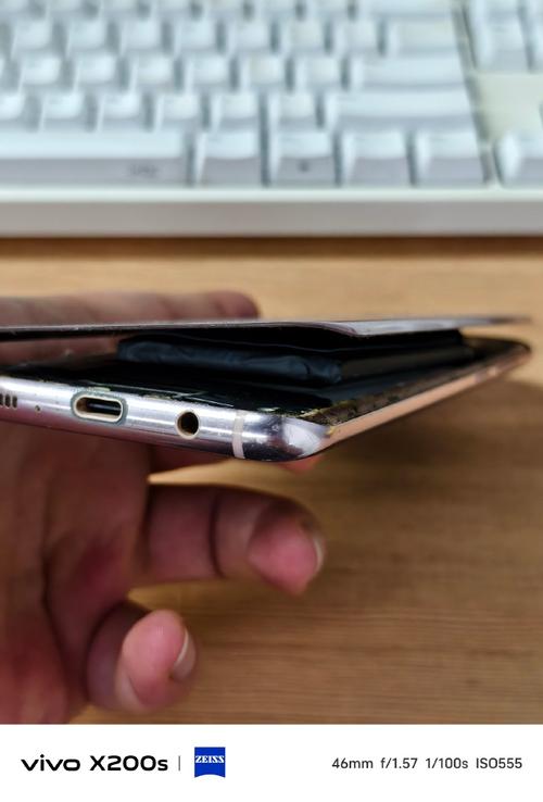 三星手机电池鼓包了还能用吗