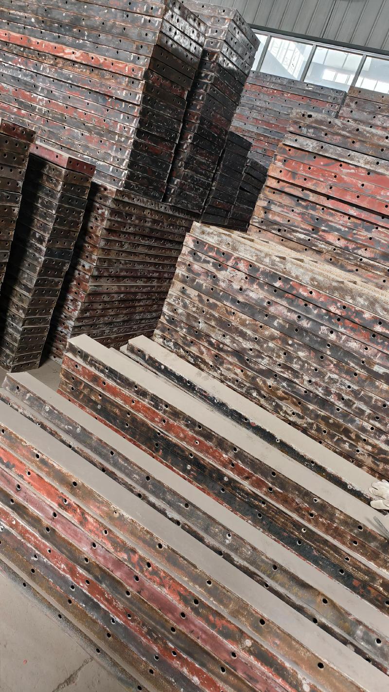 那有废铁价出售钢模板