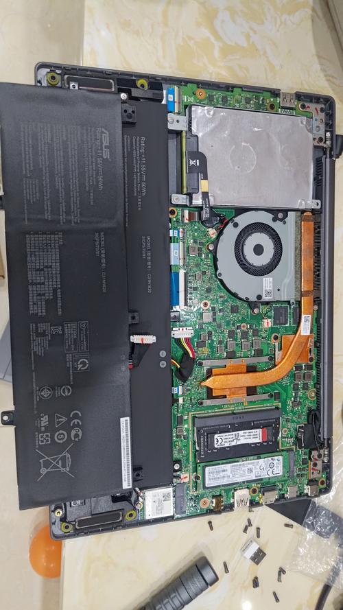 华硕笔记本电脑电池怎么拆