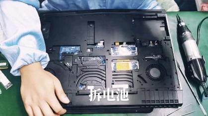 外星人17r4电池拆卸