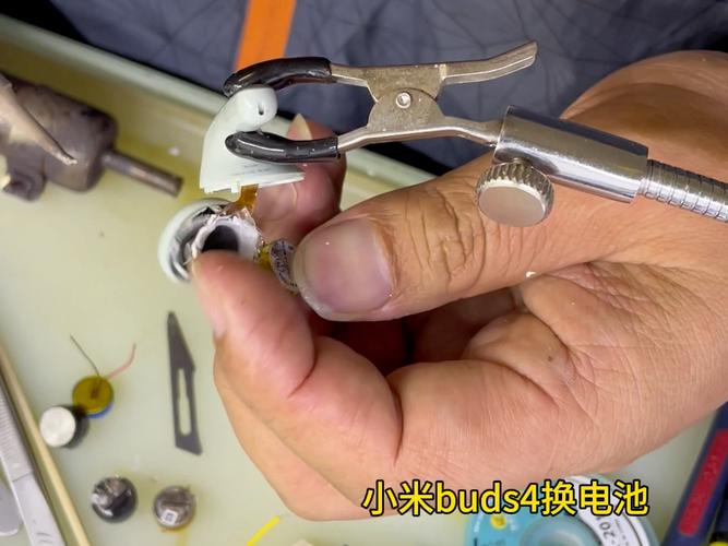 小米4怎么把电池拿出来
