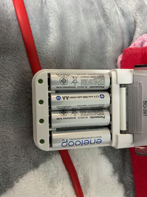 4节5号电池为手机充电