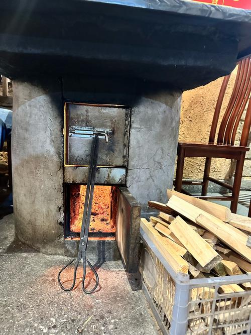 用废铁小作坊炼铁